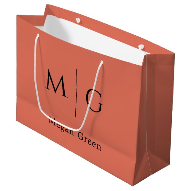 Personalized Monogram with Name Terracotta Große Geschenktüte (Vorderseite Schrägansicht)