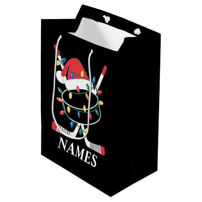 Personalized Name Christmas Hockey Xmas Santa Hat Mittlere Geschenktüte (Vorderseite Schrägansicht)