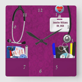 Personalized Nurse Scrubs in Dark Pink Quadratische Wanduhr