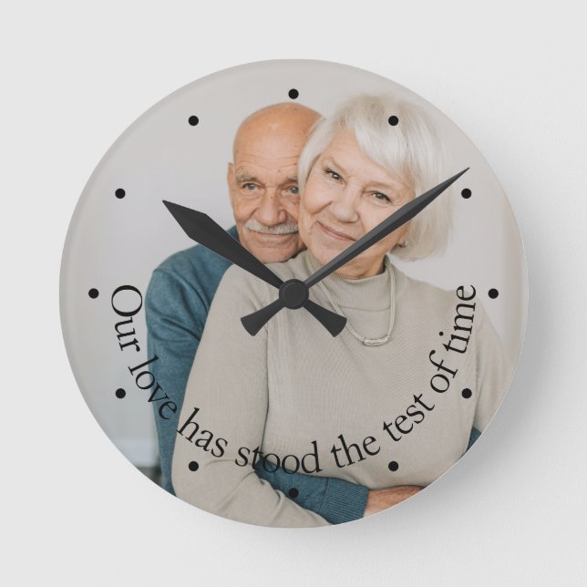 Personalized Our Love Has Stood The Test Of Time Runde Wanduhr (Vorderseite)