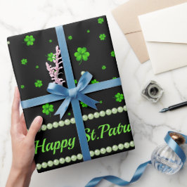 Personalized Pattern of green shamrocks with pearl Geschenkpapier