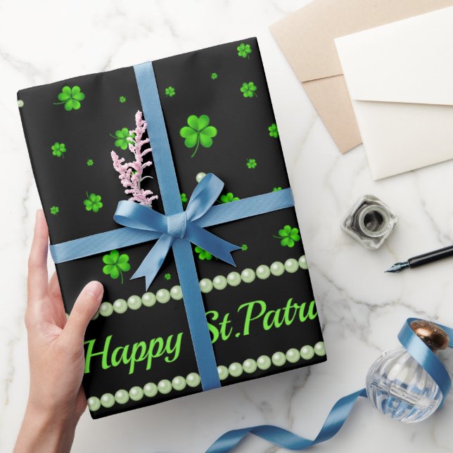 Personalized Pattern of green shamrocks with pearl Geschenkpapier (Schenken)
