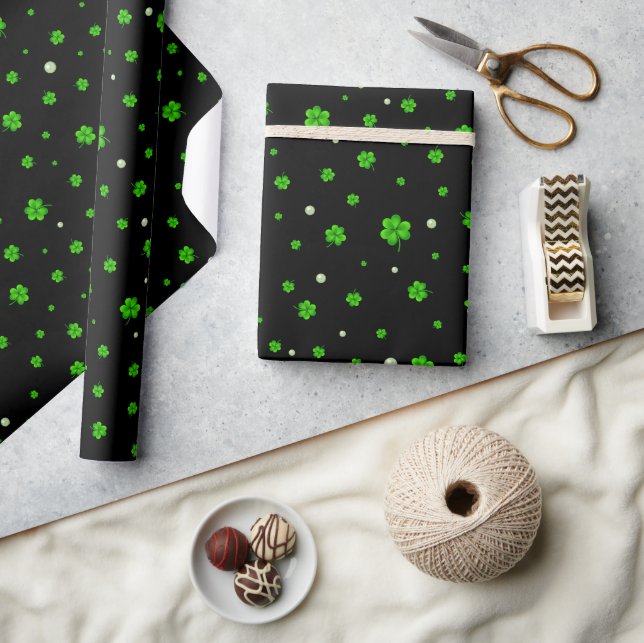 Personalized Pattern of green shamrocks with pearl Geschenkpapier (Kunsthandwerk)