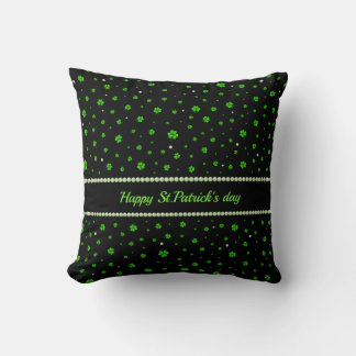 Personalized Pattern of green shamrocks with pearl Kissen