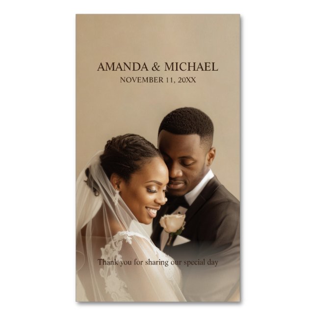 Personalized Photo Favor with Names & Wedding Date Magnetische Visitenkarte (Vorderseite Vertikal)
