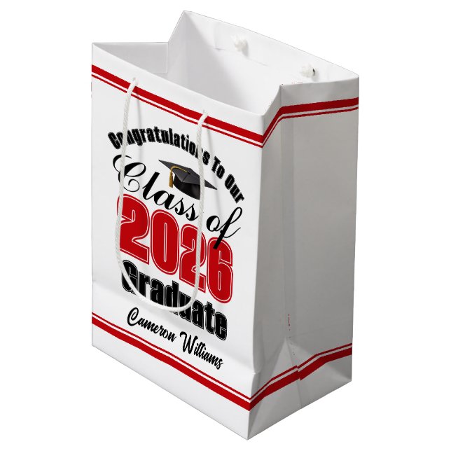 Personalized Red Class of 2026 Graduation Mittlere Geschenktüte (Vorderseite Schrägansicht)