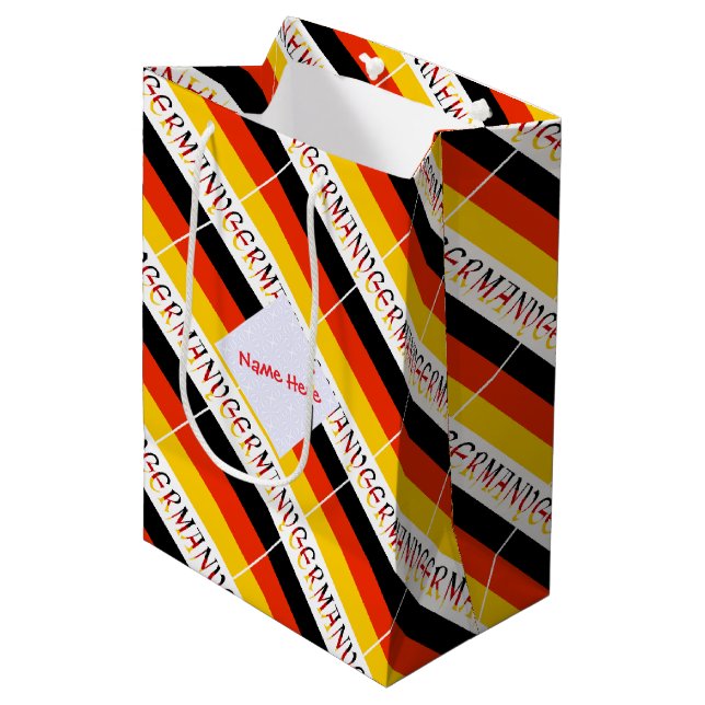 Personalized Red Name Germany Flag Tiled Mittlere Geschenktüte (Vorderseite Schrägansicht)
