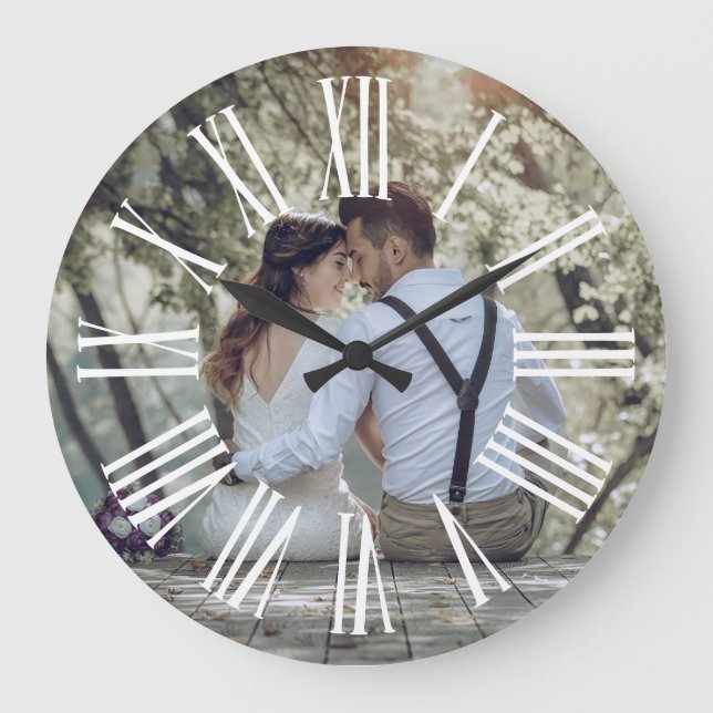 Personalized Rustic Wedding Couple Photo  Große Wanduhr (Vorderseite)
