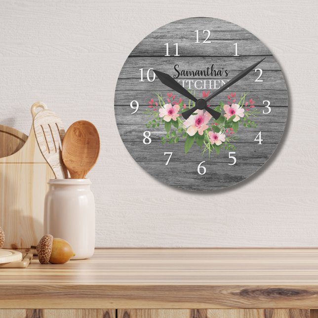 Personalized Rustic Wood And Pink Floral Kitchen Runde Wanduhr (Von Creator hochgeladen)