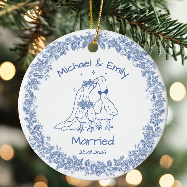 Personalized Silly Goose Married Cute Blue Wedding Keramik Ornament (Von Creator hochgeladen)
