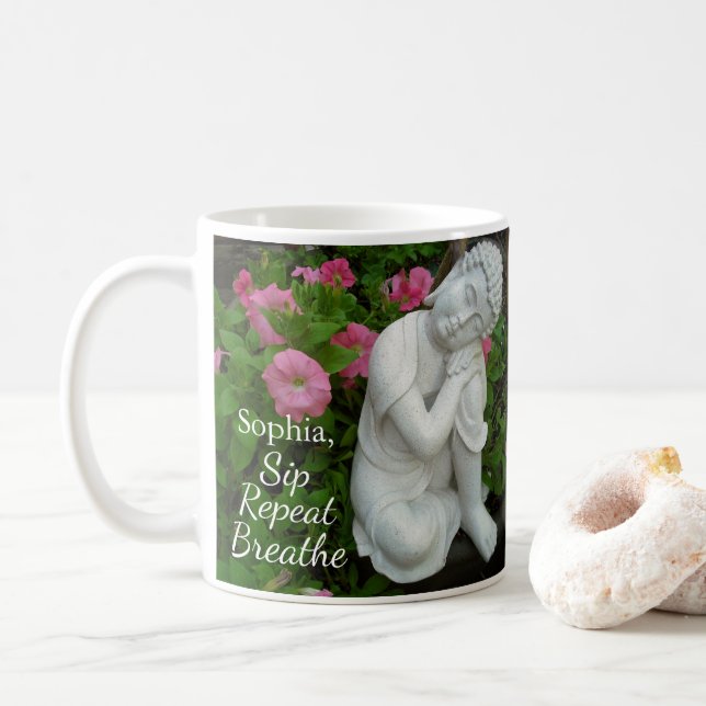 Personalized Sip Breathe Repeat Buddha Zen Name Kaffeetasse (Mit Donut)
