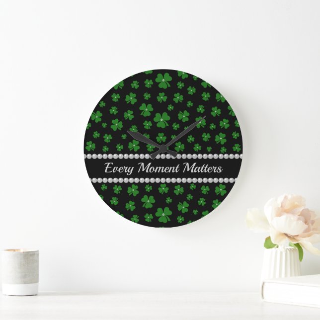 Personalized St. Patrick’s Day Shamrock with Pearl Große Wanduhr (Zuhause)
