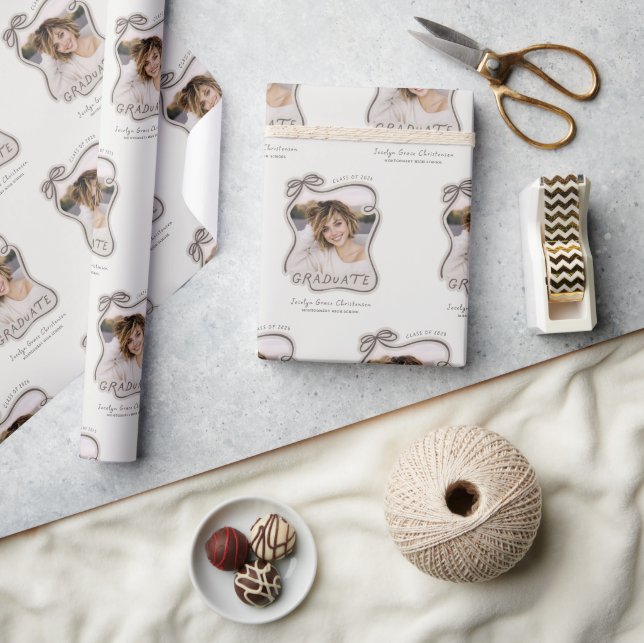 Personalized Trendy Bow Photo Graduation Geschenkpapier (Kunsthandwerk)