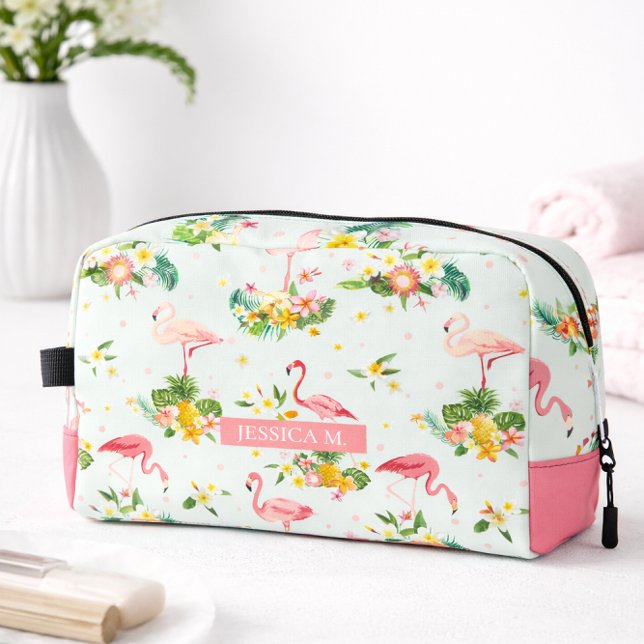 Personalized Tropical Flamingo Pink Beach Vibes Waschbeutel (Turn your daily routine into a tropical escape with this vibrant and personalized flamingo dopp kit.)