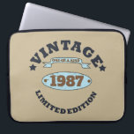 Personalized vintage birthday womens gift laptopschutzhülle<br><div class="desc">You can add some originality to your wardrobe collection with this vintage retro graphic design with awesome typography font lettering, is a great gift idea for men, women, husbands, wife girlfriend, and a boyfriend who will love this one-of-a-kind artwork. The best amazing and funny holiday present for your happy birthday...</div>