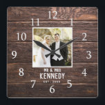 Personalized Wedding Photo Anniversary Brown Wood Quadratische Wanduhr<br><div class="desc">Unique anniversary clock to personalize with couple photo,  name and established year. The rustic wedding clock with a distressed wood effect  makes a great gift for weddings, anniversaries,  and new home housewarming.</div>