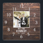 Personalized Wedding Photo Anniversary Brown Wood Quadratische Wanduhr<br><div class="desc">Unique anniversary clock to personalize with couple photo,  name and established year. The rustic wedding clock with a distressed wood effect  makes a great gift for weddings, anniversaries,  and new home housewarming.</div>