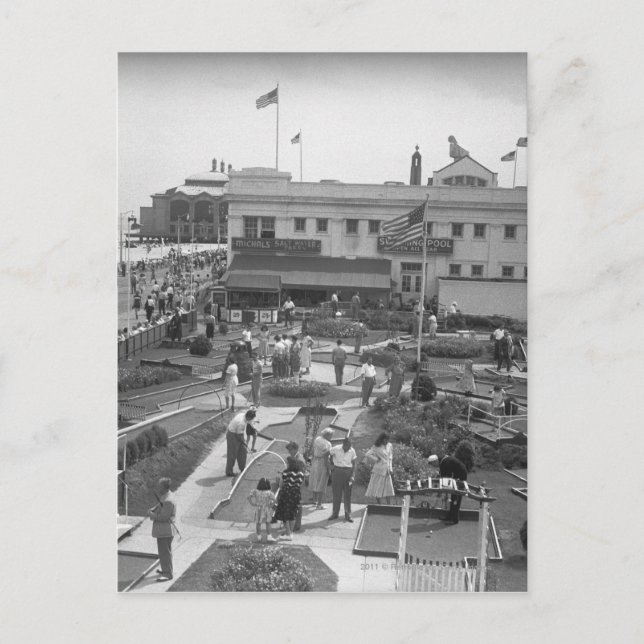 Personen, die Minigolf mit Blick auf B&W spielen Postkarte (Vorderseite)