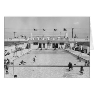 Personen entspannen im Außenpool B&W erhöht