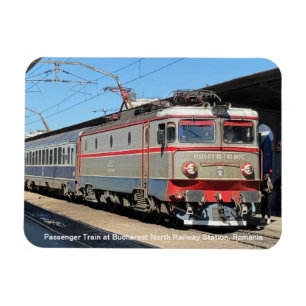 Personenzug im Bahnhof von Bukarest an einem Magnet