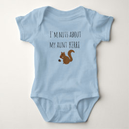 Personifizieren Sie Eichhörnchen, das ich über Baby Strampler