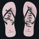 Personifizieren Sie gerade verheiratetes umdrehen Flip Flops<br><div class="desc">Dieses drehen entzückendes blasses Button die Reinfalleigenschaft "gerade verheiratet" im Großen schwarzen Skript und in Ihrem personalisierten Namen im schwarzen Druck mit einem roten Herzen um</div>