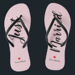 Personifizieren Sie gerade verheiratetes umdrehen Flip Flops<br><div class="desc">Dieses drehen entzückendes blasses Button die Reinfalleigenschaft "gerade verheiratet" im Großen schwarzen Skript und in Ihrem personalisierten Namen im schwarzen Druck mit einem roten Herzen um</div>