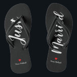 Personifizieren Sie gerade verheiratetes umdrehen Flip Flops<br><div class="desc">Dieses drehen entzückendes Schwarzes die Reinfalleigenschaft "gerade verheiratet" und Ihren personalisierten Namen im weißen Druck mit einem roten Herzen um</div>