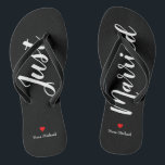 Personifizieren Sie gerade verheiratetes umdrehen Flip Flops<br><div class="desc">Dieses drehen entzückendes Schwarzes die Reinfalleigenschaft "gerade verheiratet" und Ihren personalisierten Namen im weißen Druck mit einem roten Herzen um</div>
