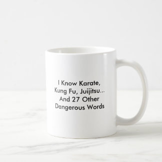 Personifizieren Sie lustige tödliche gefährliche Kaffeetasse