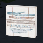 Persönliche Gestaltung des Coastwood Welcome Beach Holzkisten Schild<br><div class="desc">Füge deinen eigenen Text zu diesem schönen Wasserfarbenzeichen hinzu,  benutze ihn als Willkommenszeichen oder alles andere,  was du willst,  da du alle fünf Textbereiche ändern kannst,  um deinen Bedürfnissen Anzug. Exquisite Aquarellgestaltung mit treibendem Holz in türkisfarbenen,  blauen,  weißen und braunen Tönen. Nautische Landschaft an der Küste. Großartiges,  einzigartiges Geschenk!</div>