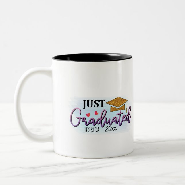 Persönlicher Name gerade graduiert 2023 Zweifarbige Tasse (Links)