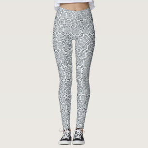 Personne portant des leggings à motifs noir et bla