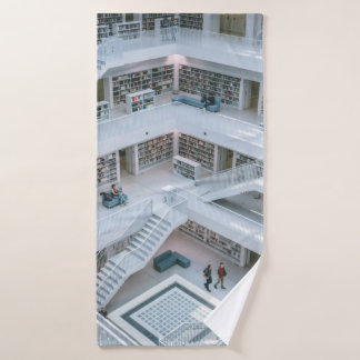 PERSONNES MARCHANT À L'INTÉRIEUR DE LA BIBLIOTHÈQU