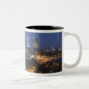 Perth, Australien. Blick auf die Innenstadt von Pe Zweifarbige Tasse