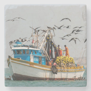 Peru, Los Organos. Fischerboot in Los Organos Steinuntersetzer