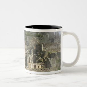 Peru, Machu Picchu. Die antike Zitadelle von Zweifarbige Tasse