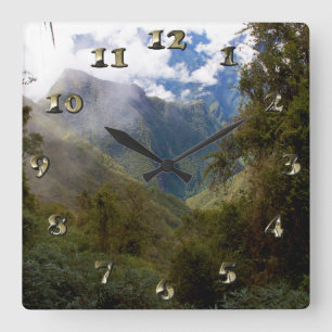 Peru Mountain Valley im Clouds Quadratische Wanduhr