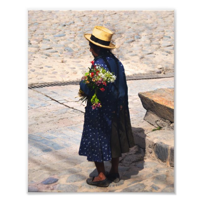 Peruanische Frauen Holding-Blume Fotodruck (Vorne)