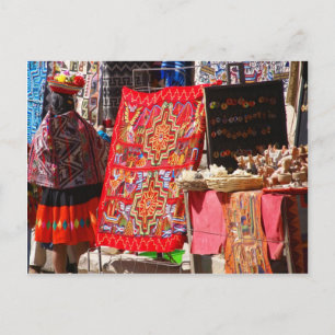 Peruanische Indianerin, die sich farbenfrohe Texti Postkarte