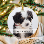 Pet Definition Naughty | Weihnachtsbaum des Fotos Ornament<br><div class="desc">Mit diesem personalisierten Weihnachtsbaumschmuck erobern Sie den Urlaubssinn! Dieses Sake-Ornament zeigt zwei Ihrer liebsten Fotos und wird Kinder und Erwachsene gleichermaßen begeistern. Der Text lautet "Naughty definieren", angepasst an den Namen Ihres Tieres und das Jahr. Eine perfekte Art, sich an ein Weihnachtsfest für die kommenden Jahre zu erinnern! *Design-Tipp -...</div>