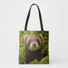 Pet Ferret im Gras Tasche