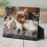 Pet Friends Best Friends Forever BESTE FREUNDIN Be Fotoplatte<br><div class="desc">Haben Sie Haustiere,  die beste Freunde sind? Feiern Sie den BEST FRIENDS FOREVER mit dieser modernen,  handgeschriebenen Foto-Tafel,  die ein beliebtes Foto Ihrer Pelzbabys sowie deren Namen zeigt. Leicht anzupassen,  ist dies ein großartiges Geschenk für jede Katzenmutter,  Hundedad oder Fan von Liebe zwischen den Spezies.</div>