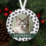 Pet Paw druckt grünes Personalisiertes Cat Name Fo Ornament<br><div class="desc">Personalisieren Sie diesen stilvollen Pfotendruck Weihnachtsschmuck mit Ihrem Haustier (oder Hund) Namen und einem beliebten Foto Ihrer Furry Familienmitglieder. Im Hintergrund befindet sich ein modernes Schwarz-Weiß-Pfotenmuster mit einem Jäger-grünen Akzent Streifen.</div>