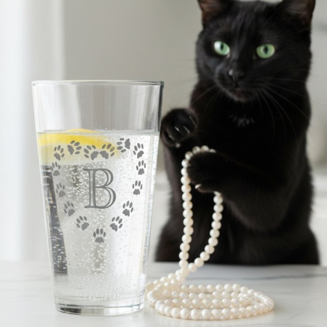 Pet Paw Print Herz Mit Monogramm Glas (This elegant glass features a paw print heart and your initial.)