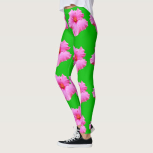 "Petal Serenity: Rosa Hibiskus auf einer grünen Le Leggings
