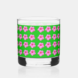 "Petal Serenity: Rosa Hibiskus auf einer grünen Le Whiskyglas