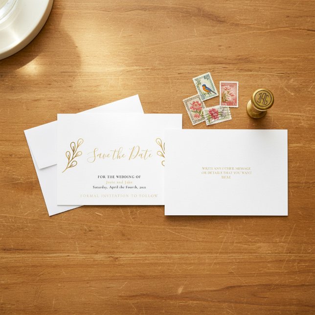 Pétales d'effet or enregistrer la carte de date (Gold effect petals save the date card.)