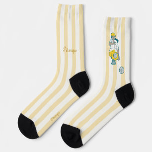 Pétanque, weibliche Boule-Spielerin in Gelb Socken