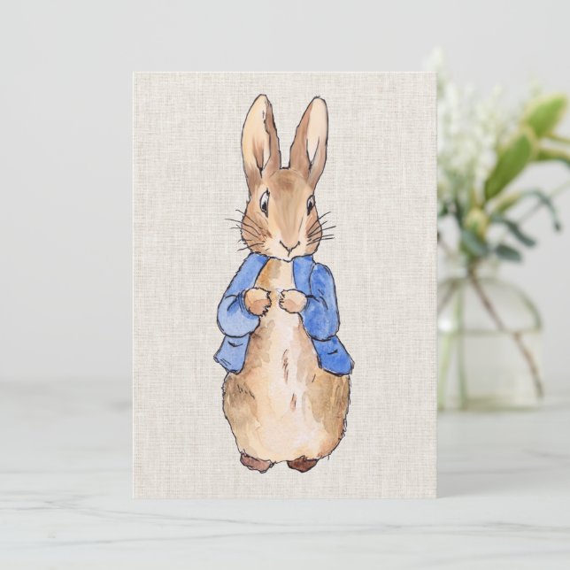 Peter der Kaninchen Beige Linen Hintergrund Einlad Einladung (Stehend Vorderseite)